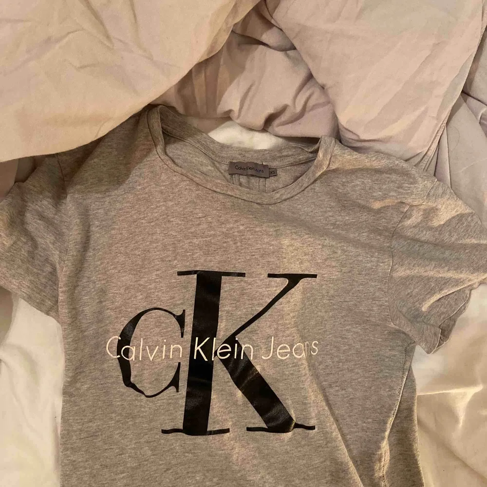 T-shirt från Calvin Klein, bra skick. Köparen står för frakt💓. T-shirts.