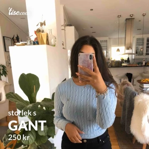  - Ljusblå kabelstickad tröja, gant 