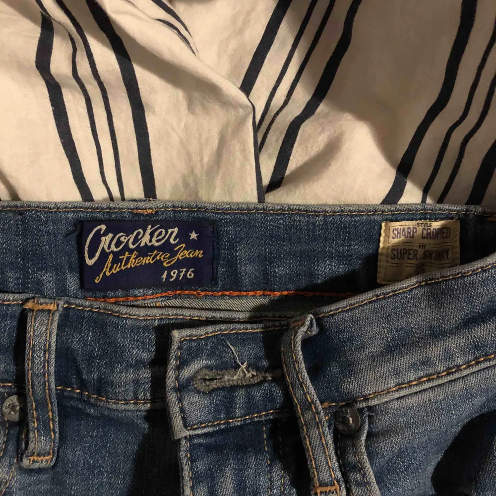 Jeans från Crocker, fint skick! Sitter otroligt snyggt, men dom tar bara plats i min garderob som det ser ut just nu. Det är deras modell super skinny. Frakten är inräknad i priset😊. Jeans & Byxor.