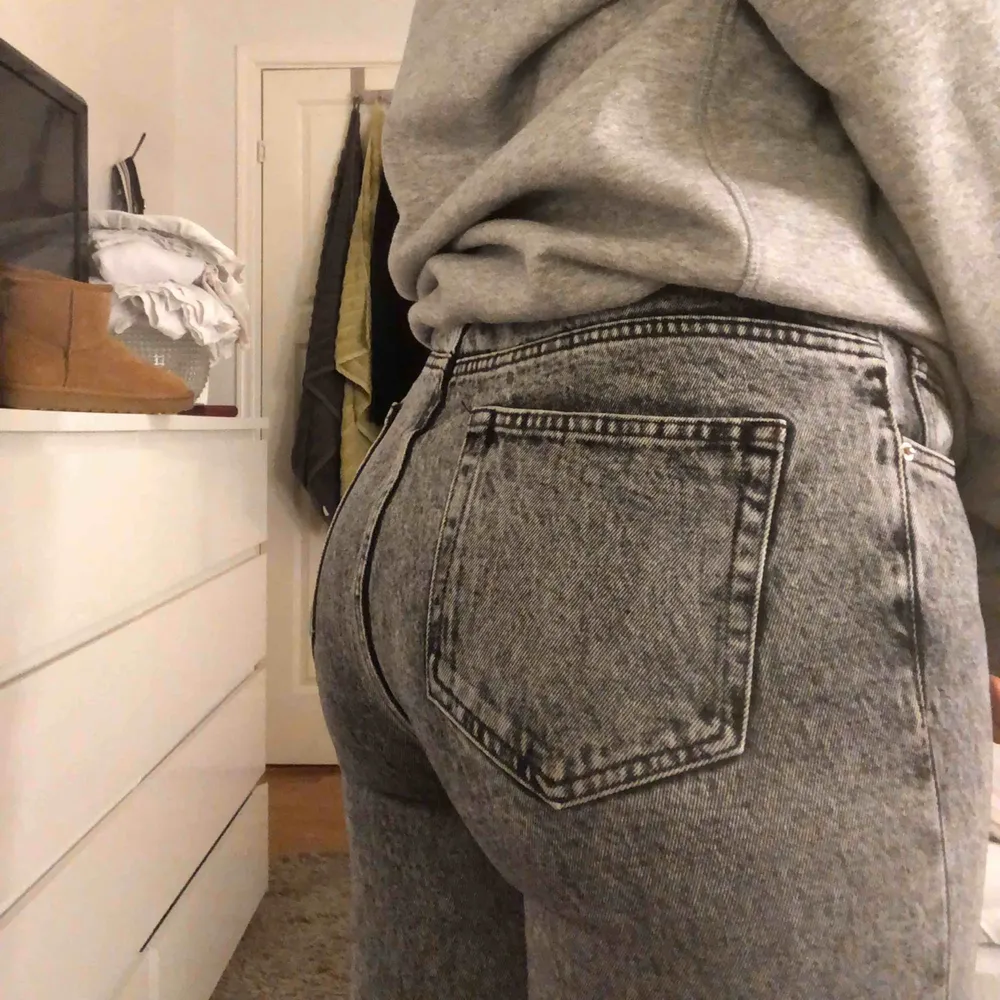 Skitsnygga gråa jeans med en as snygg tvätt från Zara! Använda typ 2 gånger då de inte riktigt va min stil Storlek 40. Jeans & Byxor.