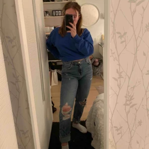  - Jeans från bikbok! Köptes för över 500 kr och är aldrig använda och ja säljer de för 300! Frakten betalar köparen❤️