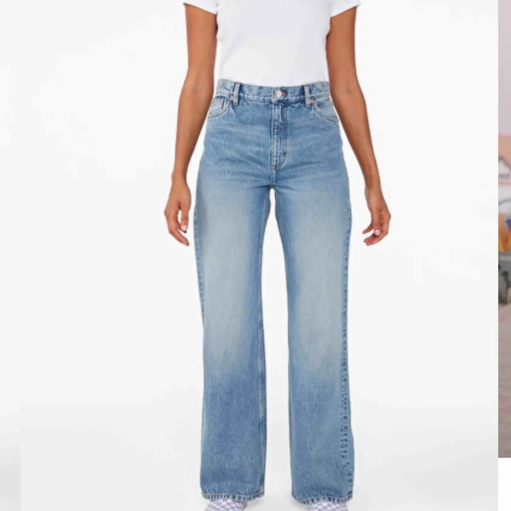 Säljer mina yoko jeans från Monki i storlek 31 p.g.a fel storlek för mig💗 Jättesköna dock! Kan mötas upp i Malmö och Lund men kan även frakta (tar swish)!🖤💛🧡 Har används många gånger men dom är fortfarande i bra skick!. Jeans & Byxor.