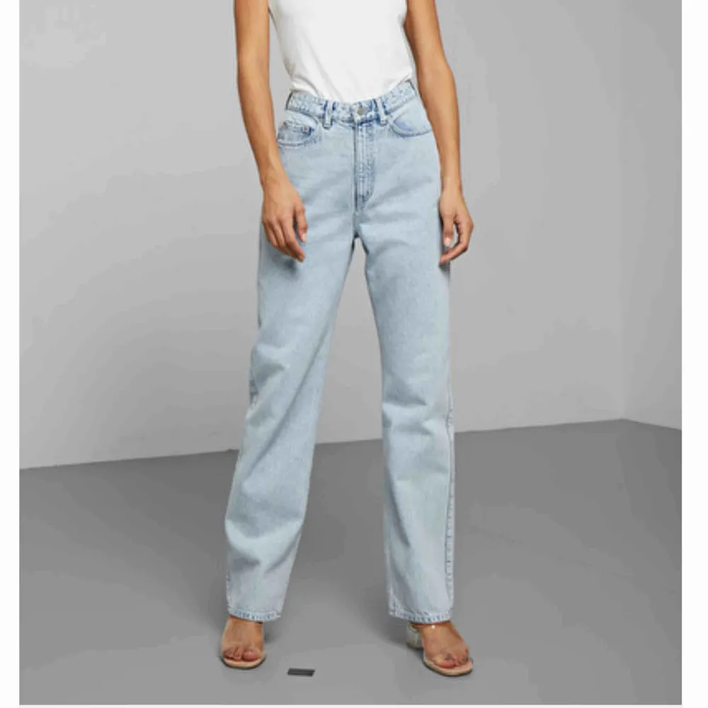 Weekday Jeans  Modell Rowe Använda endast 1 gång och är i nyskick. . Jeans & Byxor.