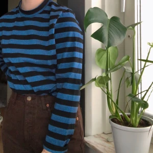  - glittrig polotröja ❄️✨ stretchig,passar nog upp till L ungefär. frakt 50kr 🌷