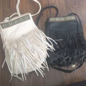  - Bohemen inspirerade väskor! Super fina Den vita är lite defekt så den kostar bara 50 kr:-