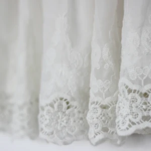  - Off white kjol med broderi nedtill, i polyester. Dragkedja samt knapp baktill i midjan. Underkjol i vitt. Från Cubus i storlek 36. Mycket sparsamt använd.  Kan mötas upp i Göteborg eller fraktar mot betalning. 