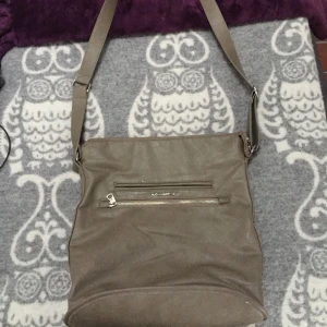  - Super snygg Björn Borg väska som är i bra skick! Den har inga fläckar eller hål i inner tyget 🌼 frakt ingår! 