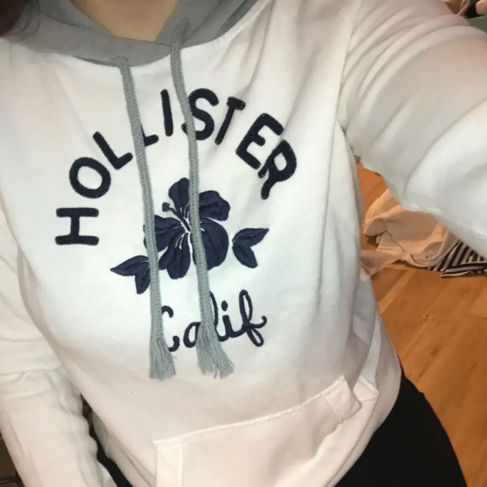 Supersnygg och häftig hoodie från Hollister, sparsamt använd🌸 köpt för 400. Hoodies.