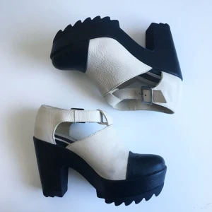  - Skor från Urban Outfitters. Supersköna att gå i med platån och den grövre klacken. Älskar skorna, men tyvärr kommer de inte till användning. De förtjänar ett bättre hem ❤️ Köparen står för ev fraktkostnad 