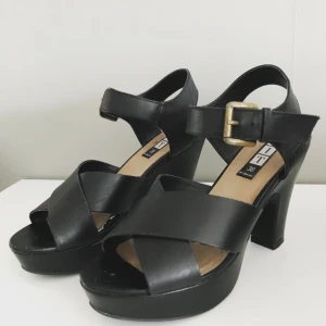  - Superfina klackskor som endast är använda ett fåtal gånger och därmed i bra skick. 