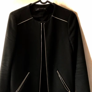  - Snygg populär kappa ifrån Zara i stl XS, snygga gulddetaljer.