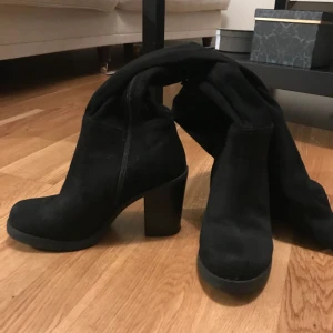  - Overknees i använt men bra skick.  