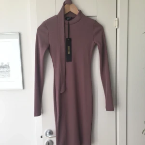  - Säljer pga för liten och jag var för långsam att skicka tillbaka. Oanvänd klänning från bubbleroom i smutsrosa färg, superfin! Storlek S.