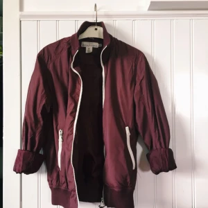  - Vindjacka köpt second hand i Australien, ursprungligen från H&M. Gott skick. Frakt tillkommer