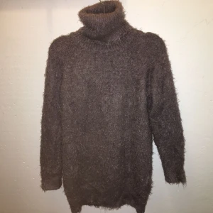  - Mysig lurvig tröja från GinaTricot, knappt använd. Lång hals. 