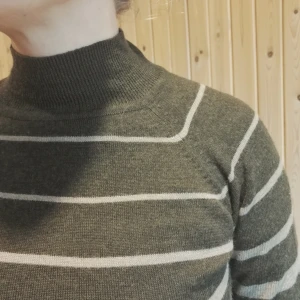  - Jättefin polotröja i 100% ull. Retro 70-talskänsla med dova färger och ränder. Så snygg och bra kvalitet men måste tyvärr prioritera bort då jag har alldeles för många polotröjor. Fri frakt! 