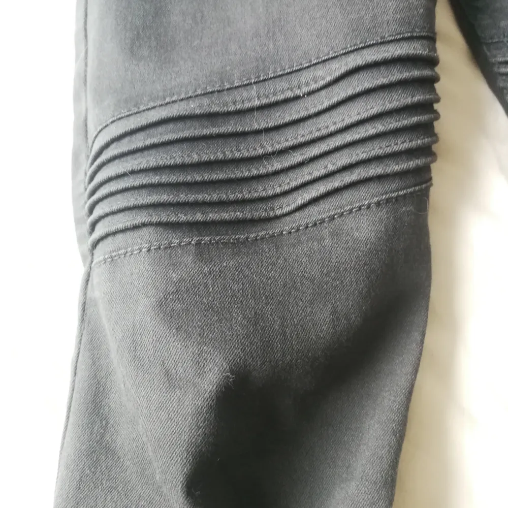 Snygga låga grå jeans med detaljer på knäet, se bild. Samt dragkedja vid de avsmalnande benen. . Jeans & Byxor.