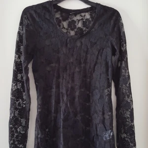  - Svart spetströja med blommor. Kan skickas.