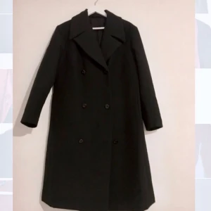  - Dubbelknäppt kappa i gediget tungt kavaj-material med foder. Osäker på storlek men skulle gissa på 38-42/M-L, då den var snäppet för stor att använda oversize för mig som är XS/34. Väldigt stilig och snygg!  Kan mötas upp i Stockholm eller frakta! ✨🌸✨