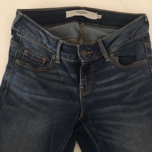  - Superfina Ankle jeans med dragkedja nedtill. Slim passform med normalhög midja, vero Moda W25/L30. Använda vid ett tillfälle, felköp! 