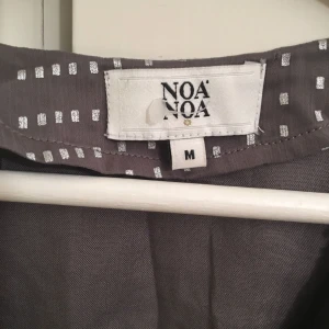  - NOA NOA klänning i nyskick. Når till knäna på mig och jag är 172 cm. Tar gärna flera bilder vid intresse.  Möts i sthlm huddinge. 