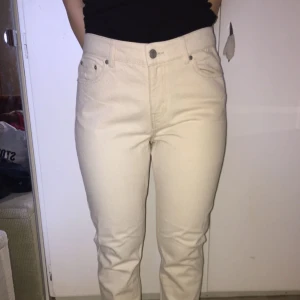  - Snygga jeans från Weekday. Beige-vita i strl 28, Passar en M eller S med skärp. Lite kortare än hellånga ben. Aldrig använda!