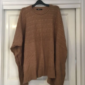  - Brun stickad tröja/poncho från Gina Tricot. Storlek S men den är väldigt vid, så passar de flesta storlekar 😊  📍 Hämtas i Hornstull eller skickas mot att köparen betalar frakten! 💌