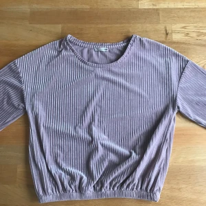  - Fin sammets-topp från Zara. Som ny, knappt använd. 100kr +frakt :-)