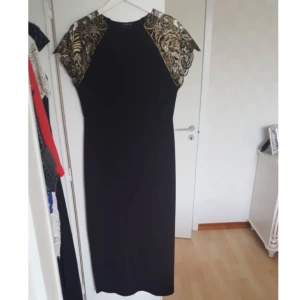 - Size: M Colour: Black/Gold Worn once!