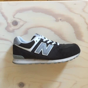  - New balance, i princip oanvända. Kan mötas upp på skanstull i Stockholm alternativt posta mot betald frakt.