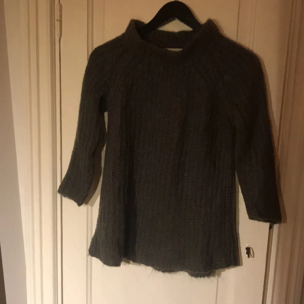 Luftigt virkad tröja från Zara knit. Passar strl 36 fast den är M. Halvpolo krage som är lite löst åtsittande. Lite kortare ärm. Stickat.