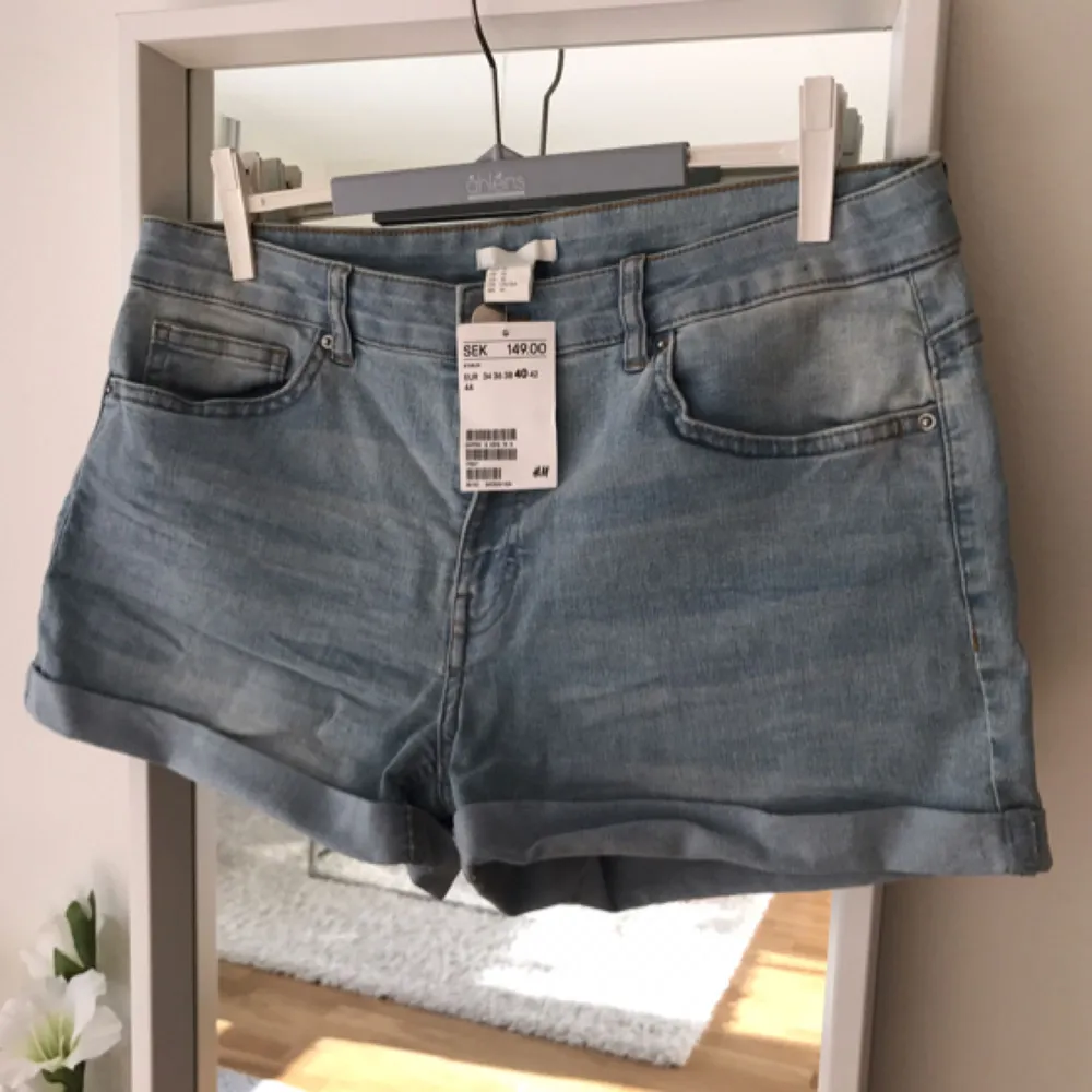 Nya jeansshorts från hm. Aldrig använda. Säljer pga fel storlek.   Kan skickas mot fraktkostnad.. Shorts.