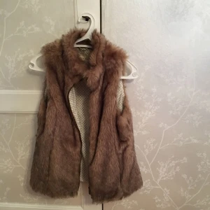  - En fuskpäls från zara som köptes för ett par år sedan. Plagget/västen säljs pga den aldrig riktigt kommit till användning. Jättebra skick! Priset kan diskuteras.
