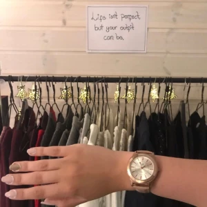  - Beige klocka i bra skick. Säljes pga sällan använt. Innehåller ej batteri men klär en outfit väldigt fint! 45kr + ev frakt