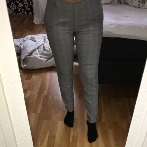  - Grå rutiga kostymbyxor. Tyvärr för långa för mig, är 164.  Köparen står för frakten. 