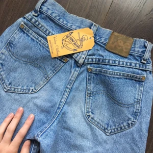  - Köpte ett par SKITSNYGGA Lee-jeans på beyond retro igår men dom var tyvärr för små då jag har typ W-29. Jättefint skick och jag har som sagt inte använt dem sen jag köpte dom. Dom är highwaisted och sitter skitsnyggt på den som kan ha dom!  Kan mötas i Bollnäs annars tillkommer frakt! 