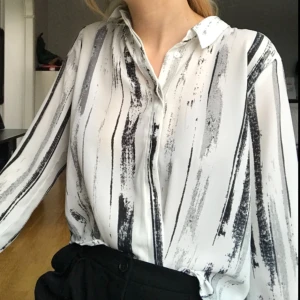  - Tunn blus/skjorta från monki. Aldrig använd. Möts upp i Stockholm annars tillkommer frakt!