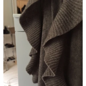  - Halsduk ifrån hm. Det har blivit några byttesmå hål i den, inget man ser.  Jag kan mötas upp i Göteborg men kan även skicka varan, men då står köparen för frakten.  Säljer MASSOR av grejer nu så kika gärna in på vad jag mer säljer! 🌸  Förlåt för dåliga bilder! Min kamera har svårt att fokusera så har använt framkameran på mobilen på vissa bilder! 