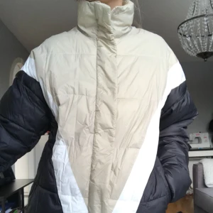  - Tunnare puffjacka från Pull&bear. Använd fåtal gånger. Möts upp i Stockholm annars tillkommer frakt! 