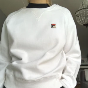  - Tjocktröja från Fila använd fåtal gånger. Möts upp i Stockholm annars tillkommer frakt! 