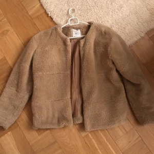  - Jacka från Mango. Storlek M men sitter jättesnyggt på mig som har XS i vanliga fall. Supermjuk!