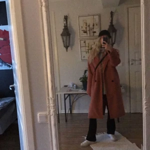  - Säljer min fina kappa till någon som kommer bära den mer än vad jag gör! Oversize och kalas-skön!! (Passar strl 32-36) 🙋🏼‍♀️ Kan mötas upp i Norrköping och Kalmar, annars skickas den - köparen står för frakten! 
