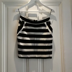  - Randig kjol från Noisy May. Väldigt lite använd. Super snygg 