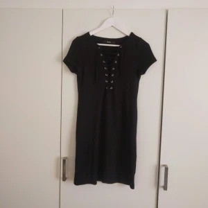  - Svart klänning från Bikbok med snörning! Perfekt både till vardags och fest ✨ Kan mötas upp i Linköping eller postas, köparen betalar frakt 😊