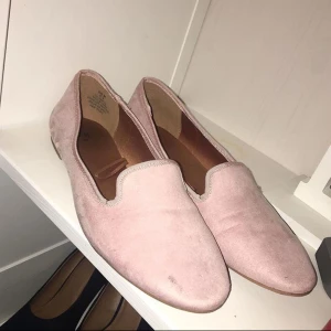  - Ballerina skor från H&M med en liten fläck men annars knappt använda.  Storlek - 39 Pris - 50 kr 