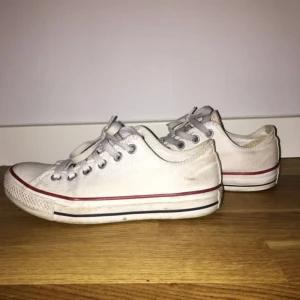  - Använda converse men i bra skick! möts upp i Sthlm o fraktar (kund betalar frakten) hör av dig ang fler frågor! Priset ät såklart diskutera bart 😊