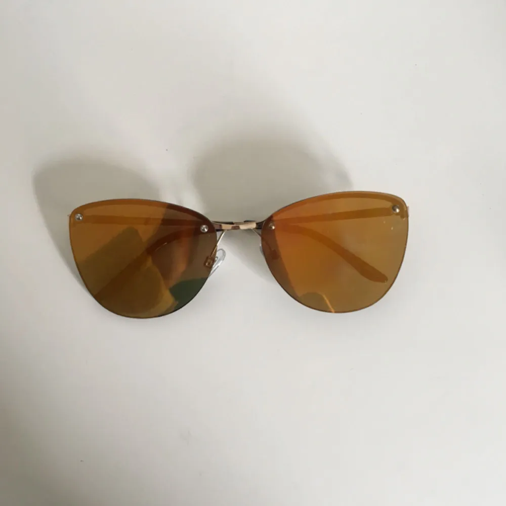 Coola ”speglande” solbrillor från Urban Outfitters. Skiftar lite i orange-grönt.. Accessoarer.