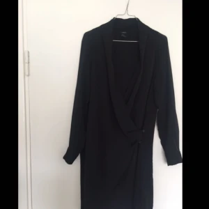  - Blus med transparenta armar och fint fall från Lindex. Kan användas både till jeans och som klänning. Köparen står för frakten✨