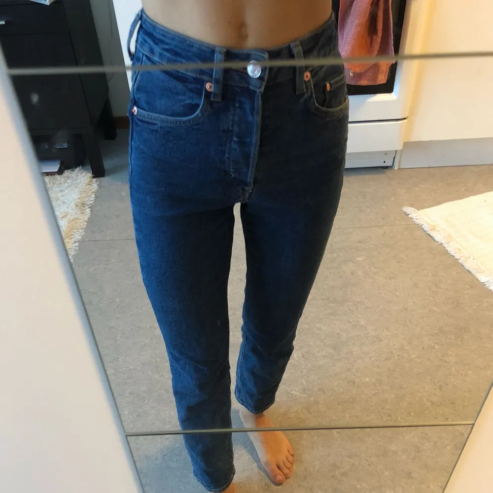 Jeans med hög midja, vintagekänsla, i storlek 25. Som en XS eller 34. Använda fåtal gånger. . Jeans & Byxor.