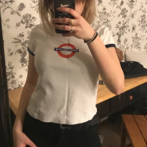  - En ursnygg Mind the gap tröja köpt ett tag sen men knappt använt! Ganska slim i passformen💞 frakten står köparen för👼🏽